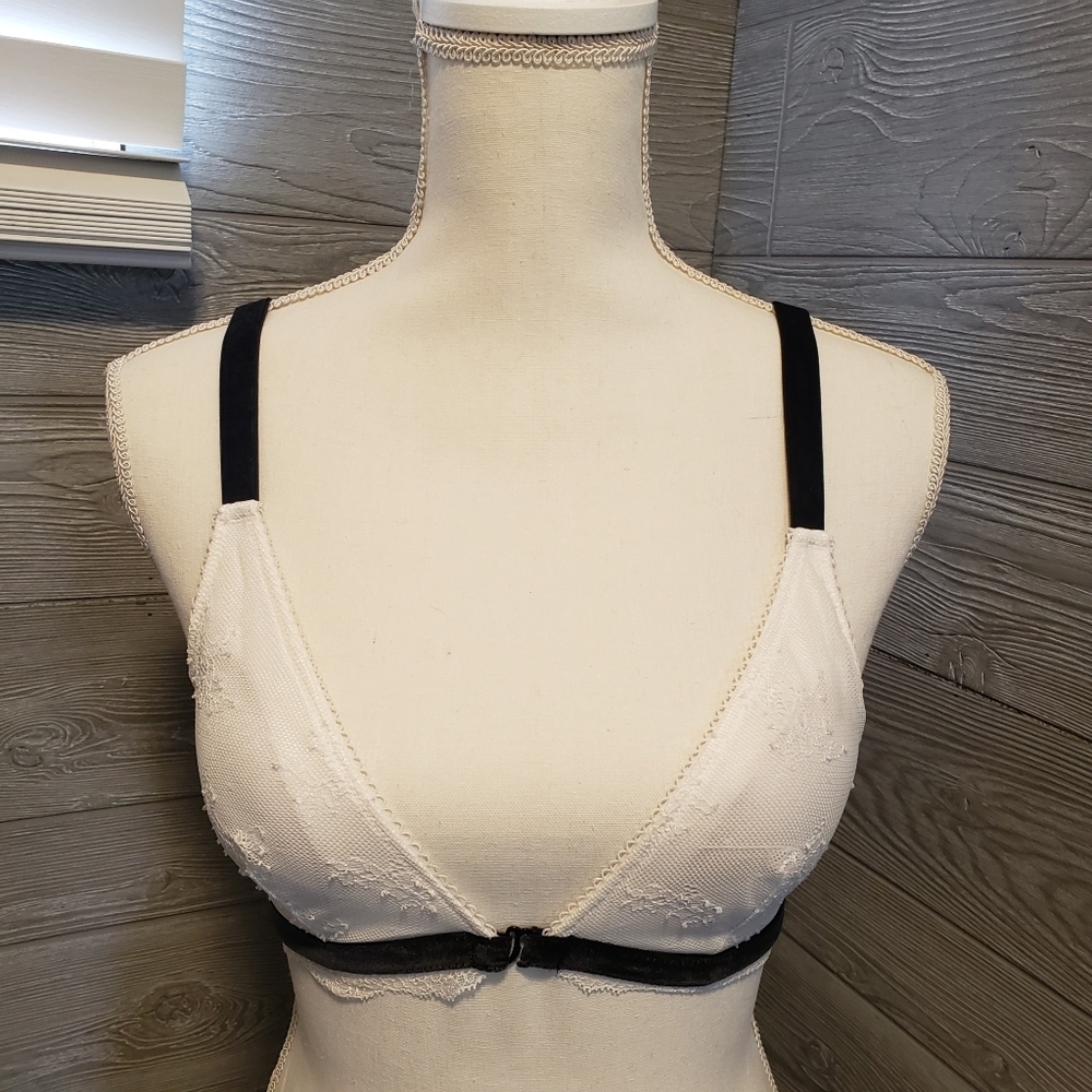 Victoria's Secret White Lace Black Velvet Front Closure Bralette | Size Small